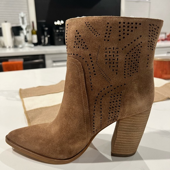 Vince Camuto Shoes - NWT Vince Camuto Cathryna Bootie